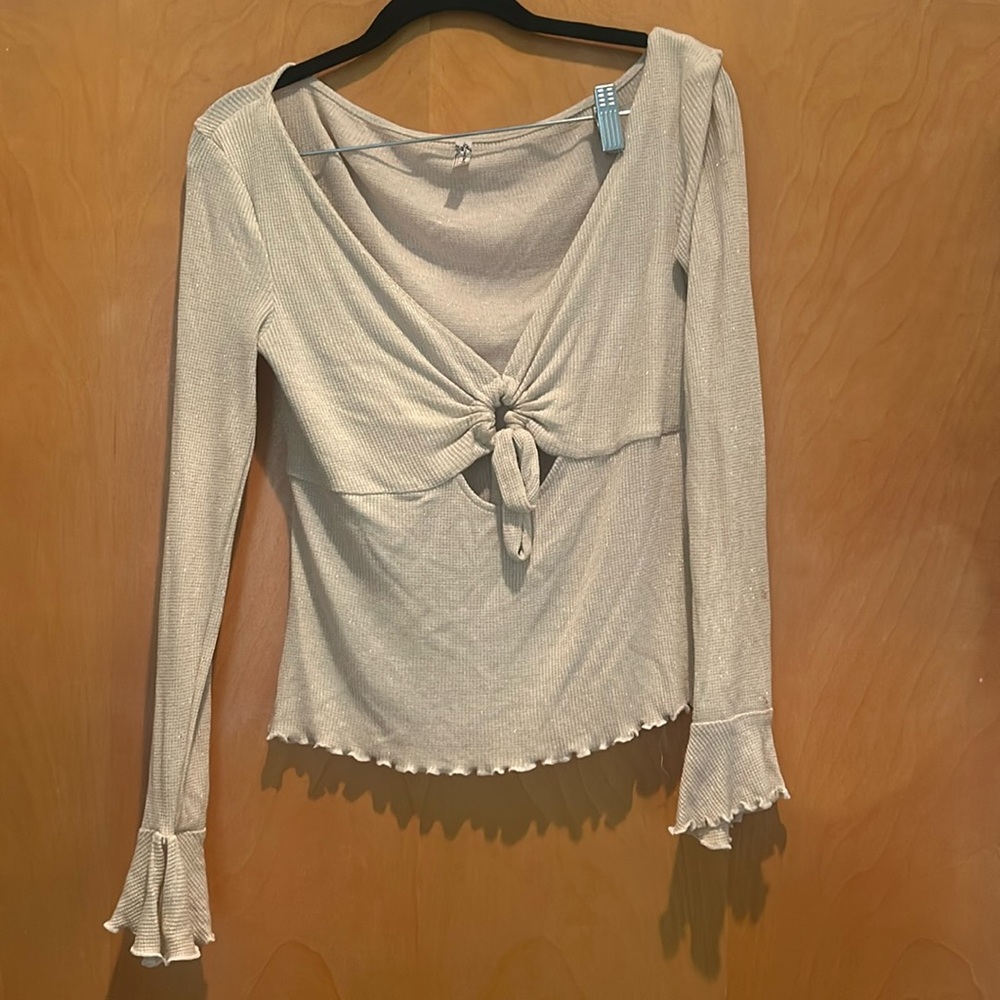 Free people/intimately white top w gold shimmer! Cute bell sleeves - size Small